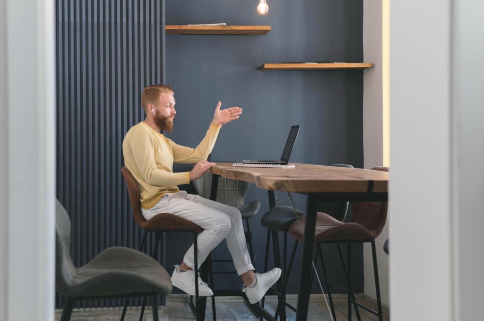 Équipe vestrioniq travaillant sur l'élaboration de contenus pédagogiques financiers