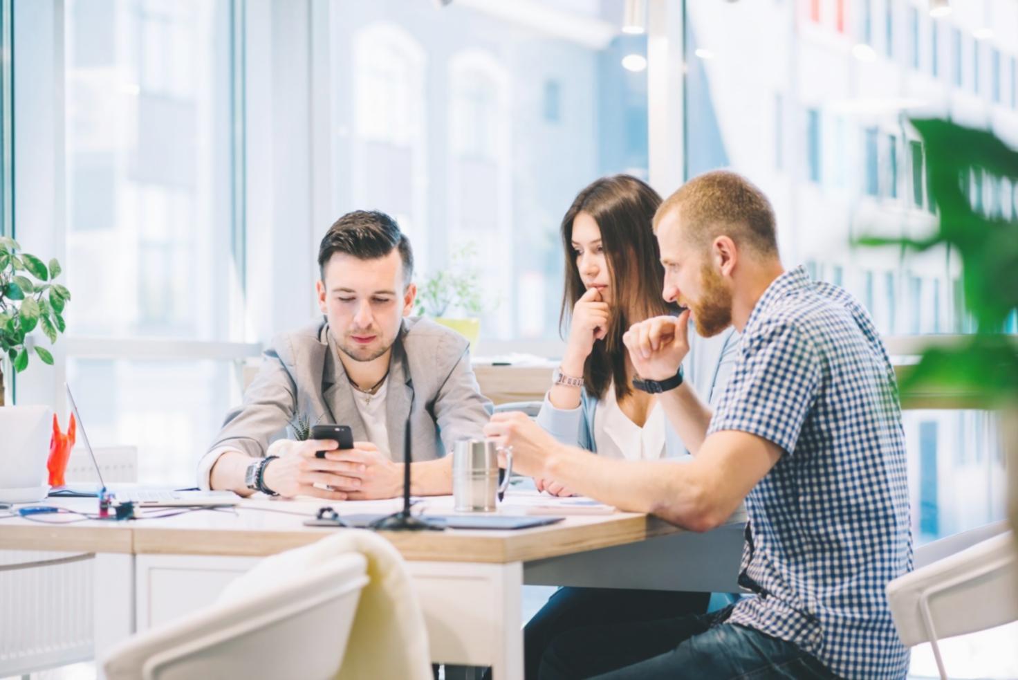 Analyse de rapports financiers sur bureau moderne