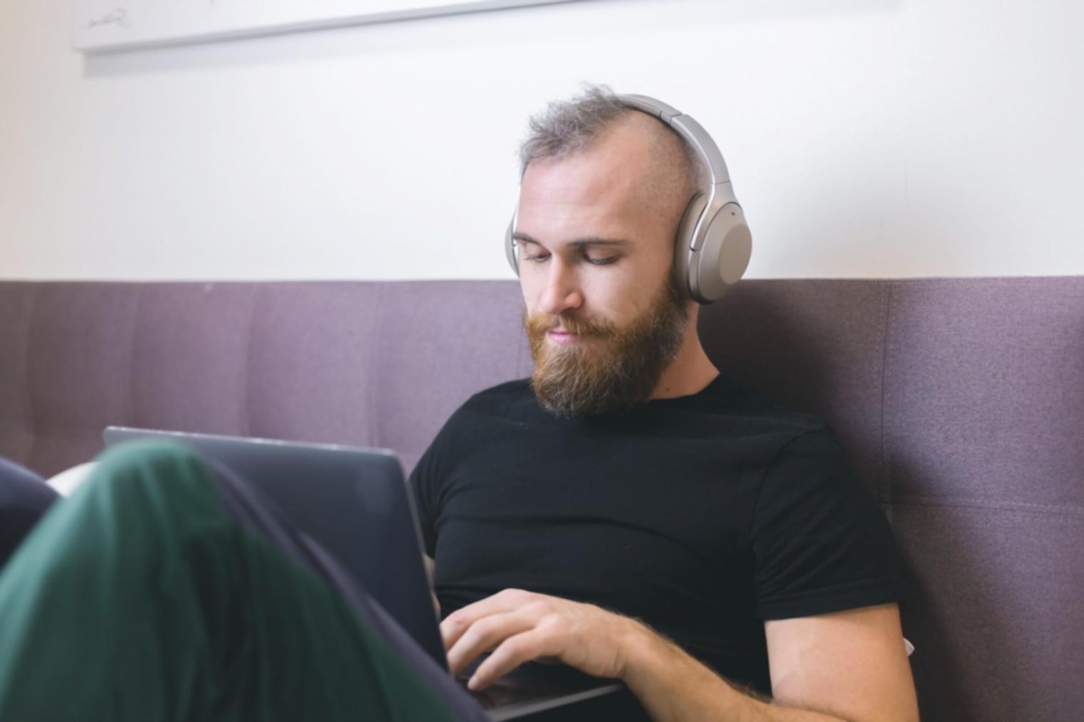 Analyse de données financières sur écran d'ordinateur