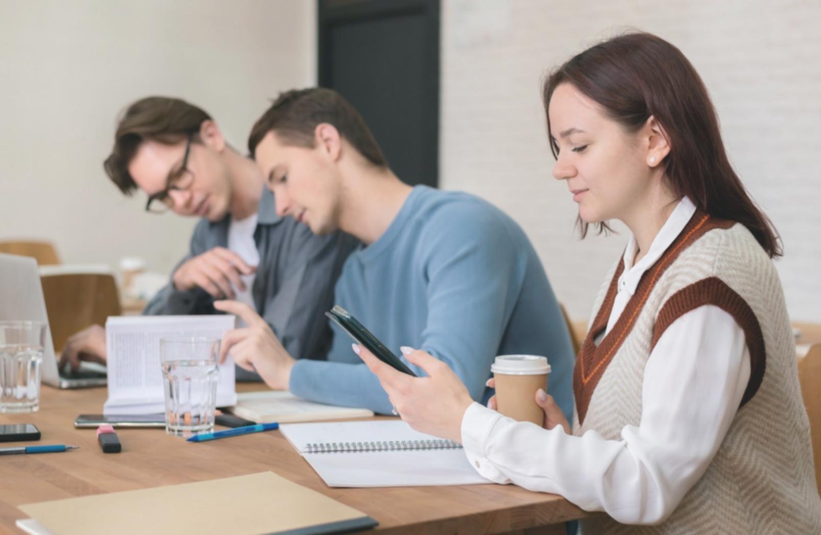 Étudiants analysant des données financières sur des écrans d'ordinateur