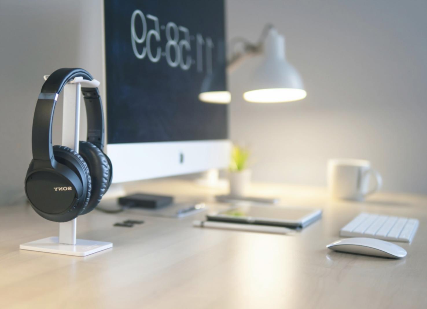 Équipe d'analystes financiers en réunion de travail